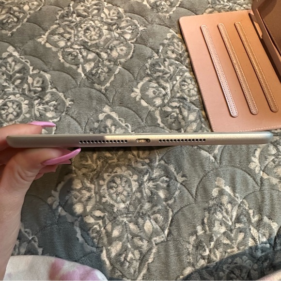 EUC Apple iPad Silver 5th generation 128GB model A1823 wifi + LTE Accessories - Picture 7 of 12